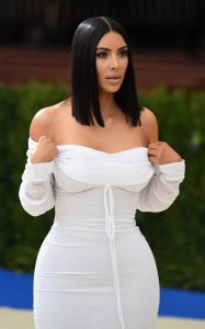 ​39岁卡戴珊脚踩大拖鞋，承认自己有“牛皮癣”，用紧身皮裤遮挡