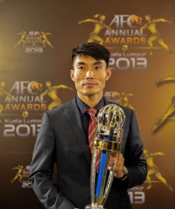 ​39岁国足队长郑智近况：和小7岁妻子很恩爱，儿女双全生活幸福