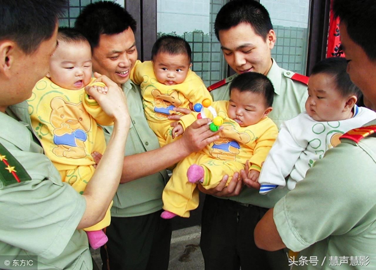 四胞胎15图，有人出生只有几百克，四兄弟一起当兵！