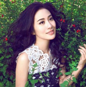 ​她被叶璇的宠物狗咬伤，缝20多针做5次微整，被骂整容霸气回怼