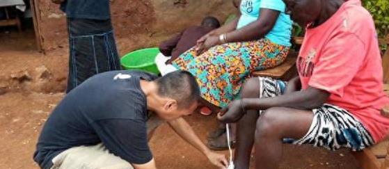 这里的人脚底“千疮百孔”，背后“元凶”让他们痛苦不堪