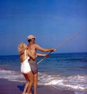 ​1957年，31岁的玛丽莲·梦露在海滩玩耍，5年后她离开人世