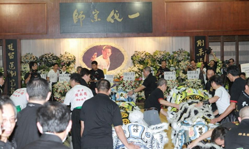 回首:黄飞鸿的徒曾孙刘家良的葬礼,九大门派前来追悼