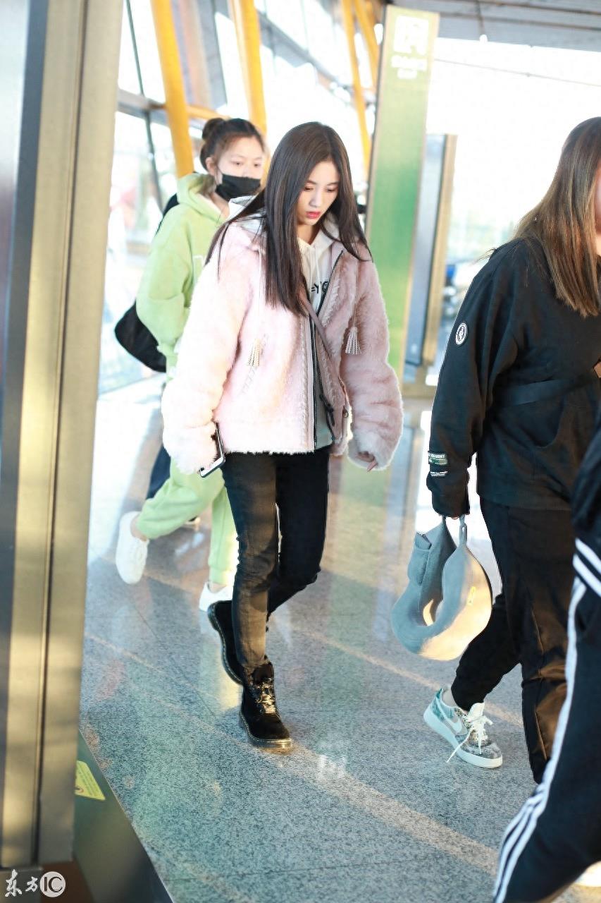11月21日，北京，鞠婧祎现身机场
