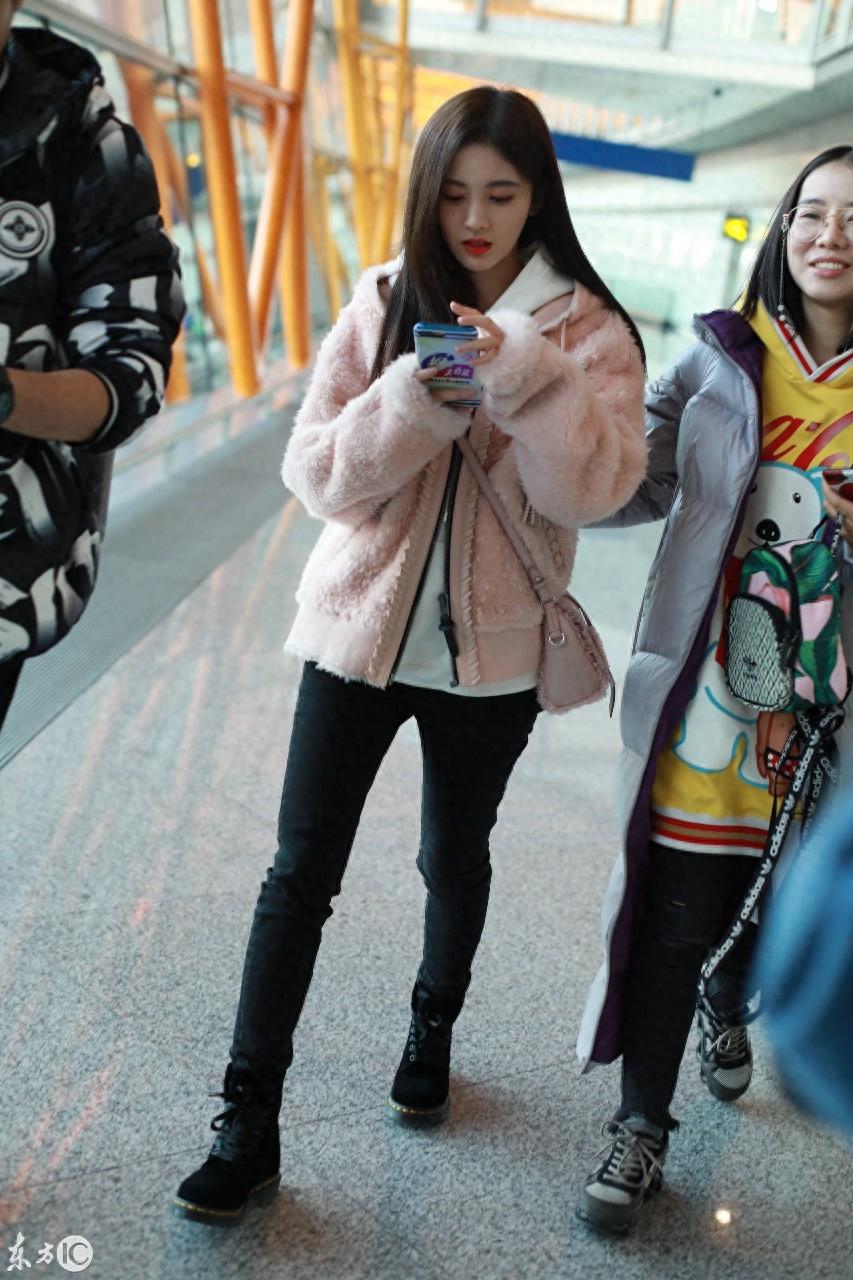 11月21日，北京，鞠婧祎现身机场