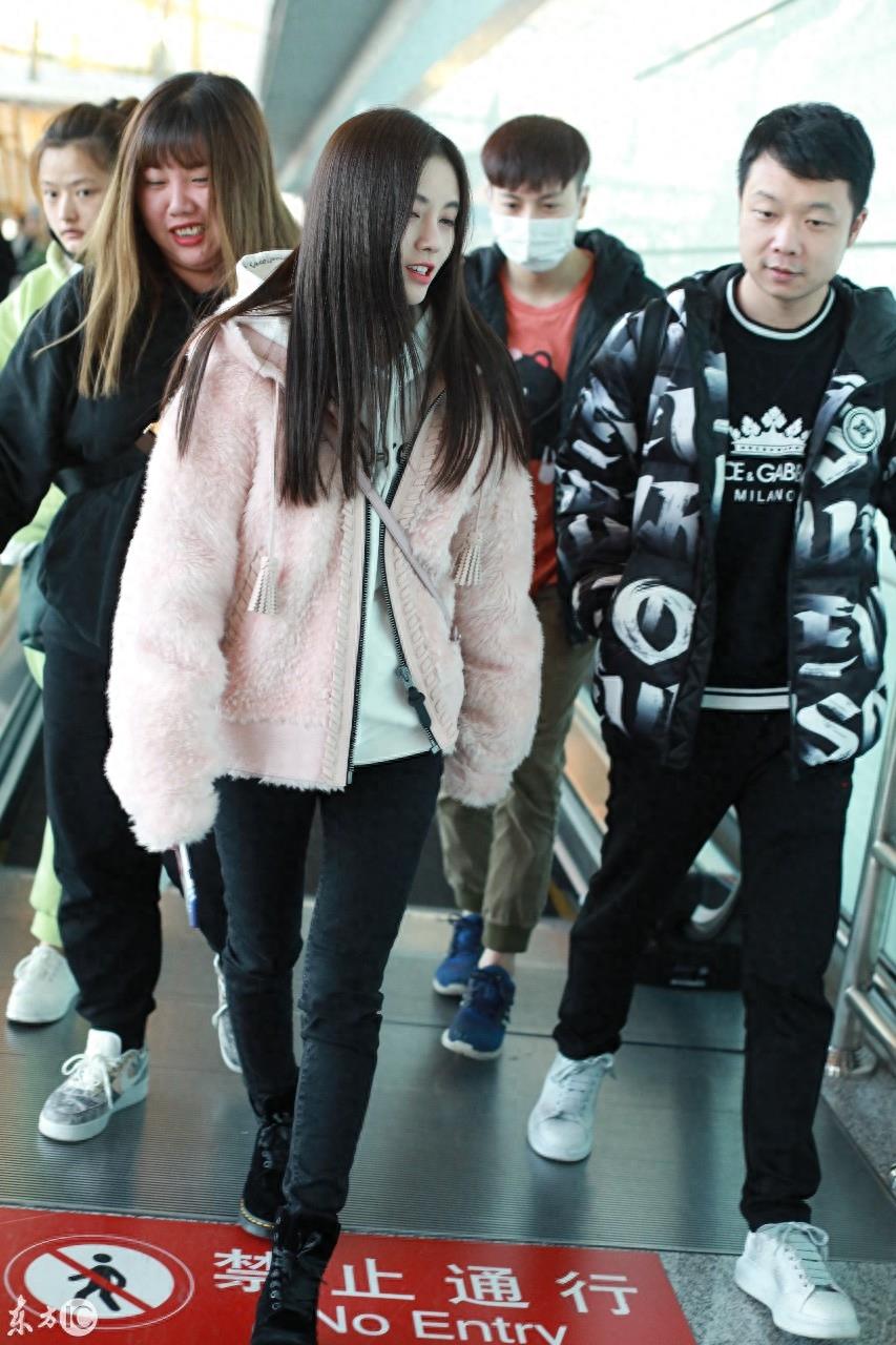 11月21日，北京，鞠婧祎现身机场