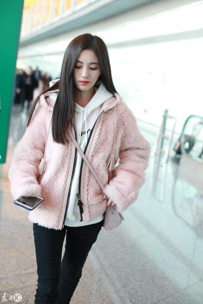 11月21日，北京，鞠婧祎现身机场