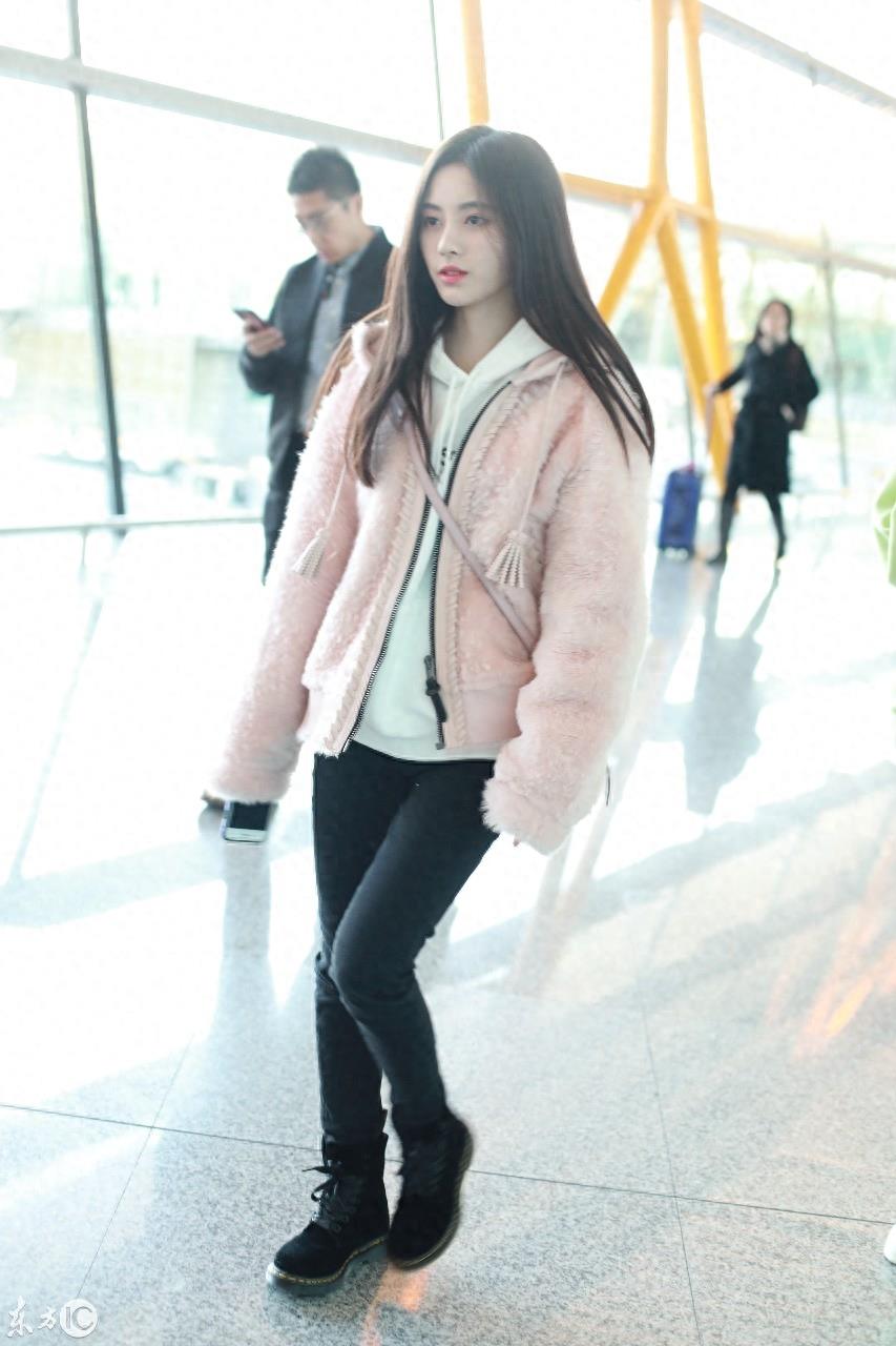 11月21日，北京，鞠婧祎现身机场