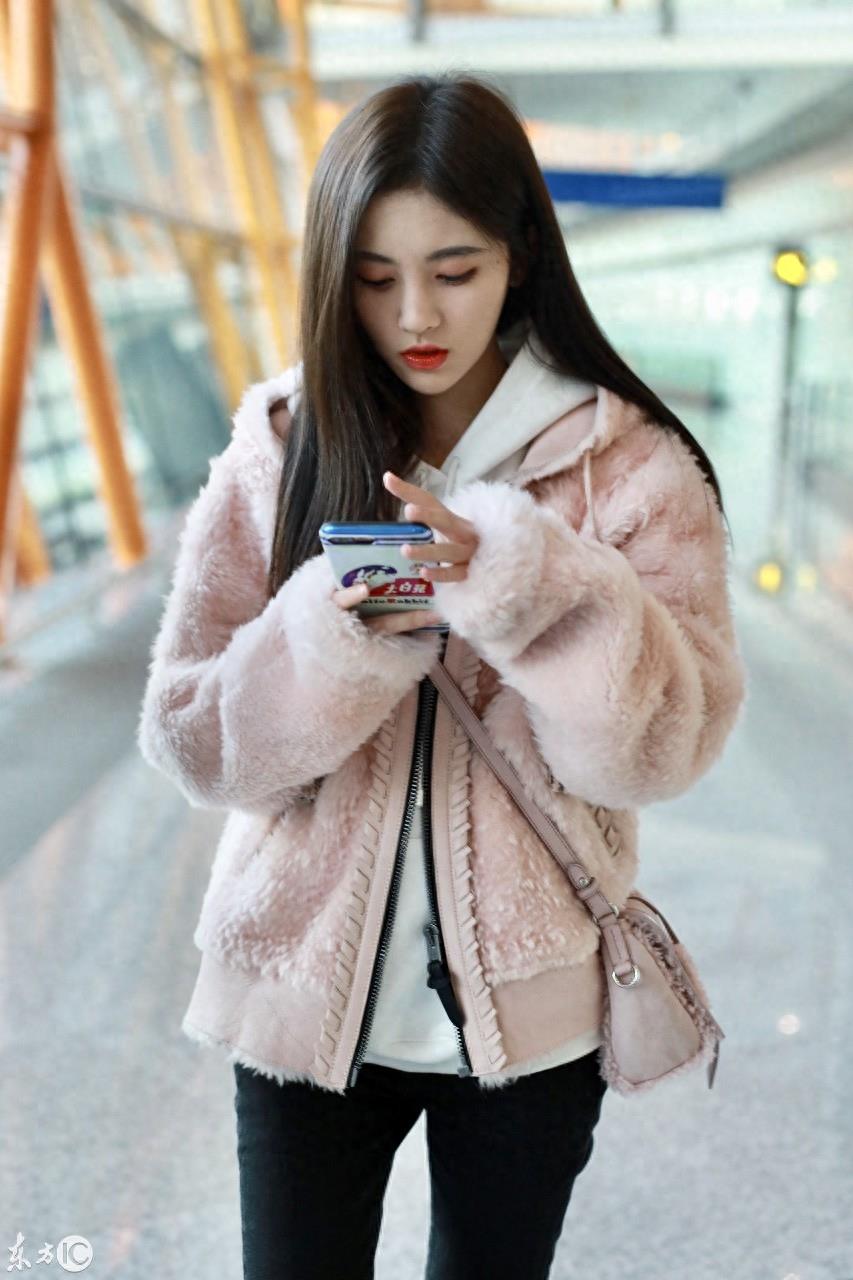 11月21日，北京，鞠婧祎现身机场