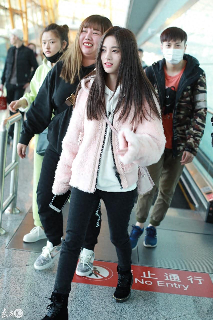 11月21日，北京，鞠婧祎现身机场