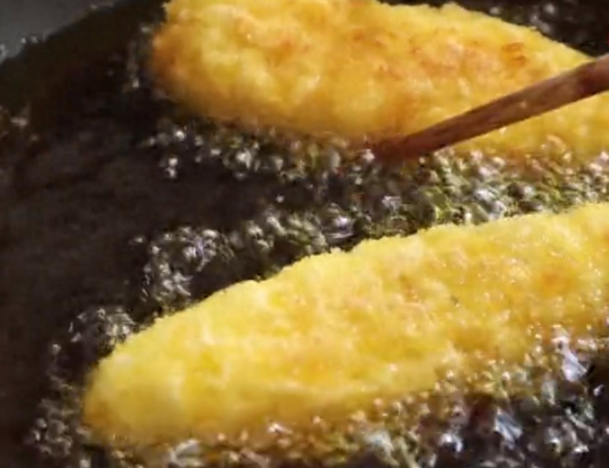 自制芝士热狗棒，只要掌握这几点，你也能做出酥脆拉丝的网红小吃