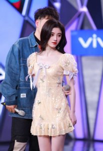 ​鞠婧祎登上快乐大本营！五分裙唱歌, 扭胯侧身那刻，这谁抵得住？