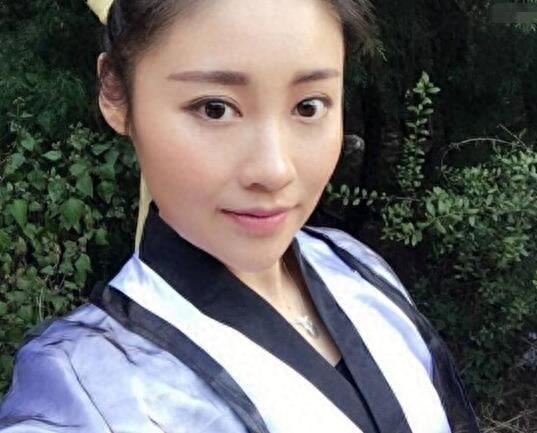 90后女艺人“腿腿”去世,死因心痛众说纷纭,陈翔惋惜粉丝泪别