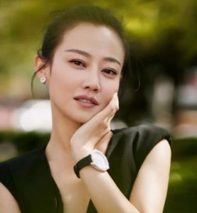 ​谭卓被曝隐婚生子？三口同框画面温馨，男方身材高大很阳刚