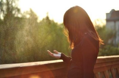 ​要有多坚强，才敢念念不忘