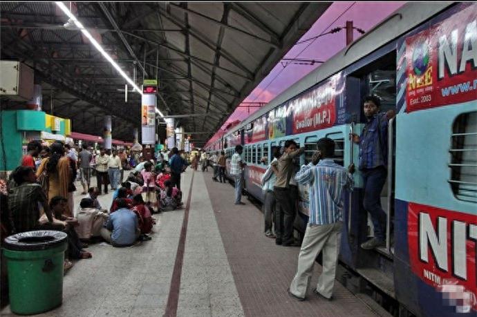 这才是真实的印度火车，和我们想象的不一样