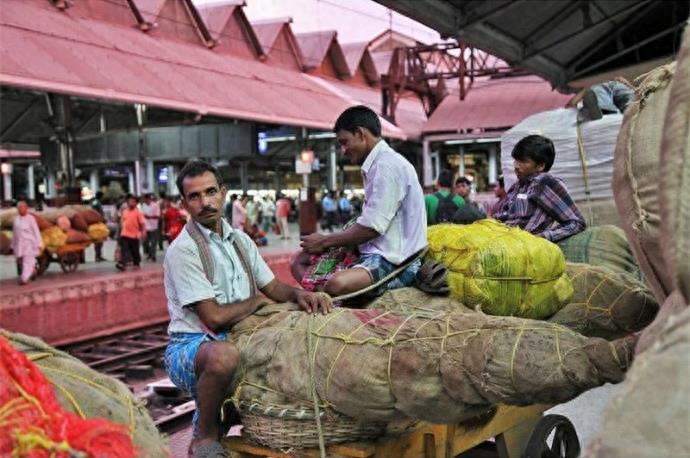 这才是真实的印度火车，和我们想象的不一样