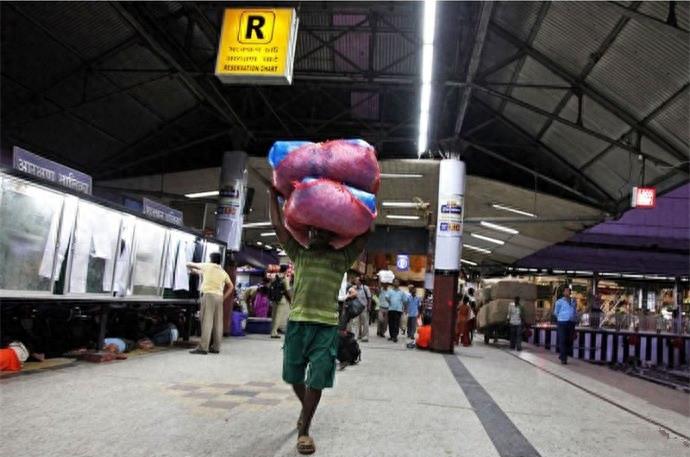 这才是真实的印度火车，和我们想象的不一样