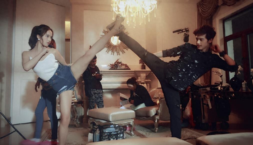 模特出道，有“小张梓琳”之称，《校花2》陈雨舒扮演者：熊玉婷