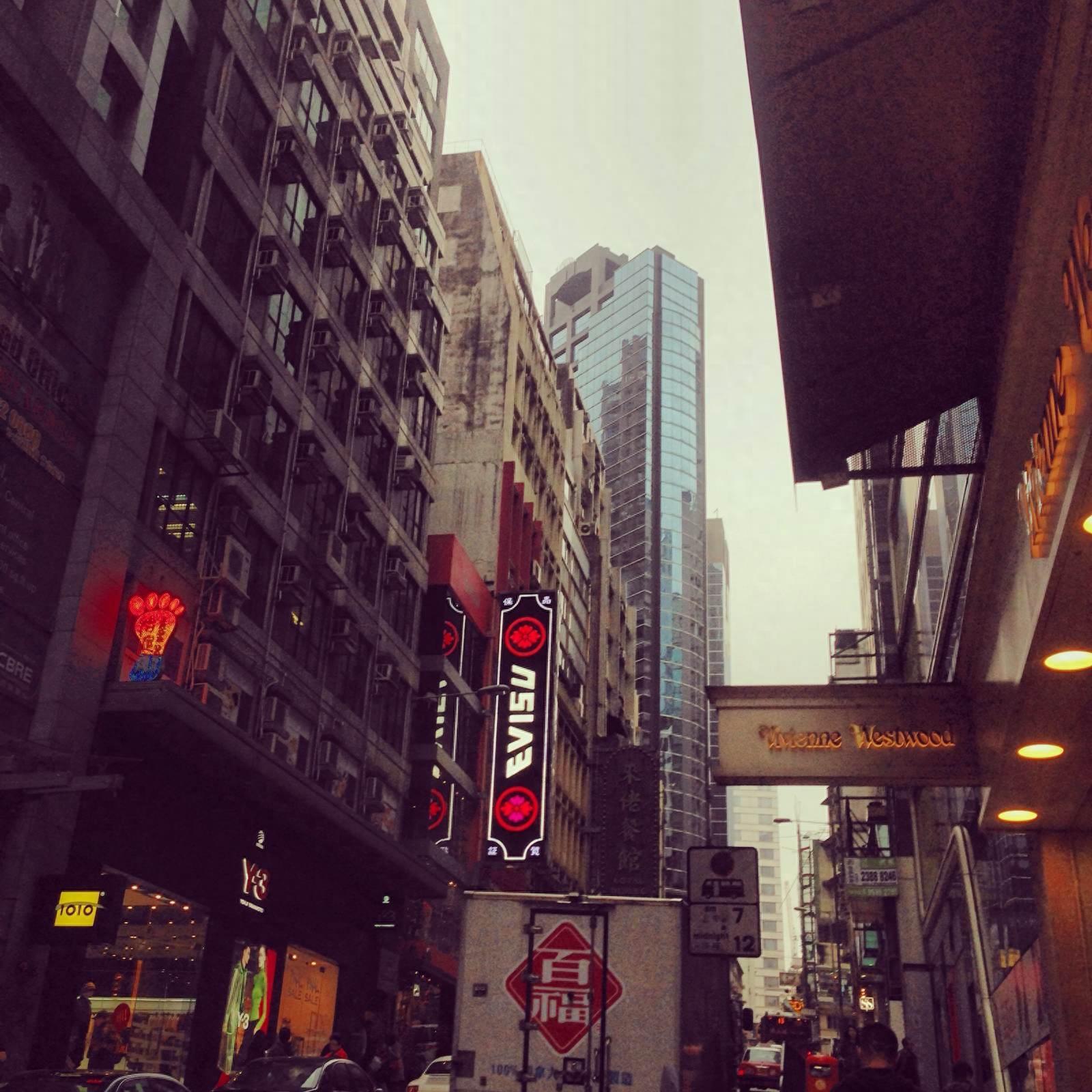 油麻地(本名:油蔴地)是位于香港九龙半岛西部的地区