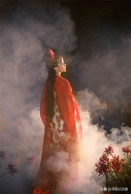 华丽红色汉服——九尾空狐,时下流行色系,日常出街吸睛利器