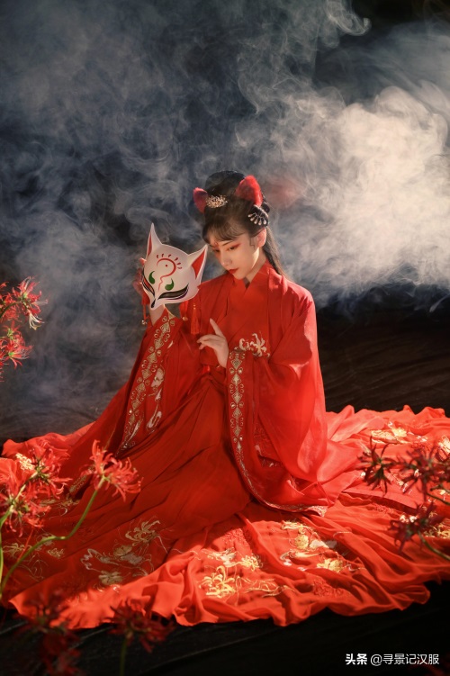 华丽红色汉服——九尾空狐,时下流行色系,日常出街吸睛利器