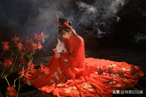 华丽红色汉服——九尾空狐,时下流行色系,日常出街吸睛利器