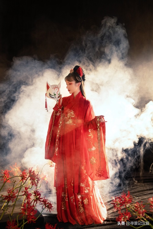 华丽红色汉服——九尾空狐,时下流行色系,日常出街吸睛利器
