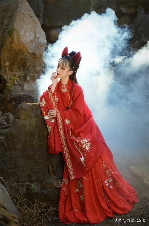 华丽红色汉服——九尾空狐,时下流行色系,日常出街吸睛利器