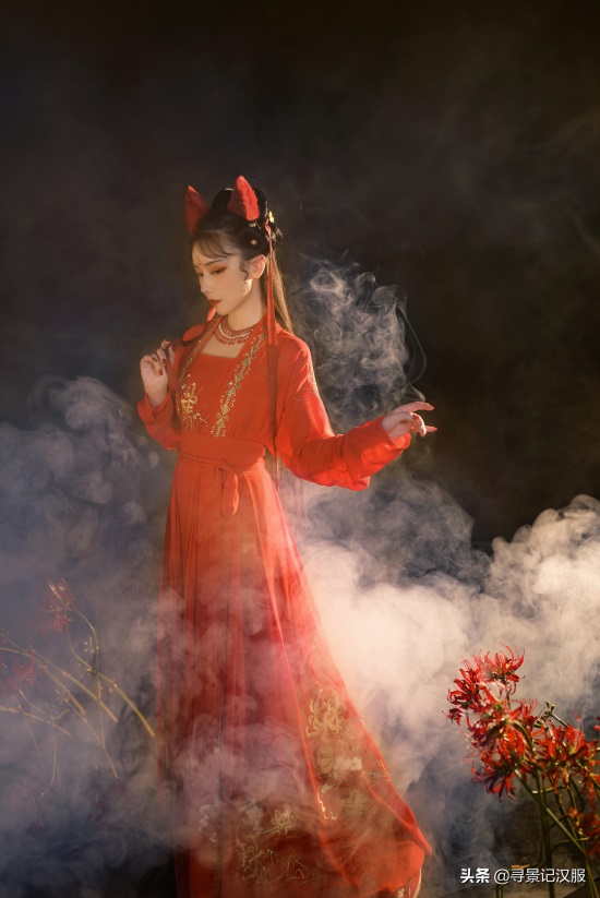 华丽红色汉服——九尾空狐,时下流行色系,日常出街吸睛利器
