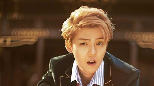 同为“归国四子”,为何张艺兴被夸努力,吴亦凡人气却大不如前?