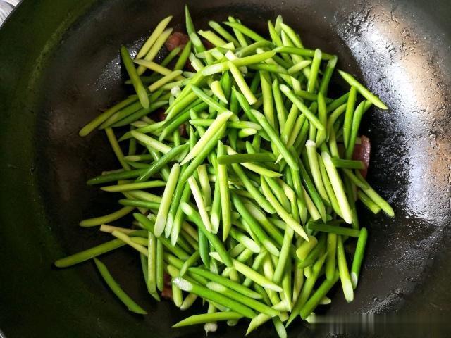 炒蒜苔时，千万不要直接下锅炒！多加这1步，蒜苔香脆，更加入味