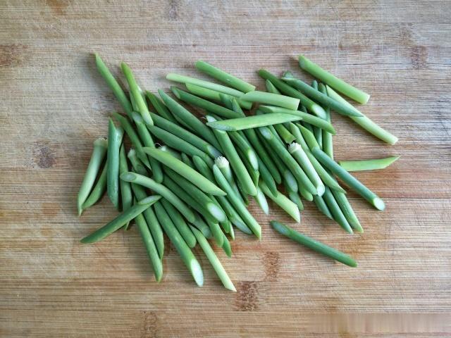炒蒜苔时，千万不要直接下锅炒！多加这1步，蒜苔香脆，更加入味