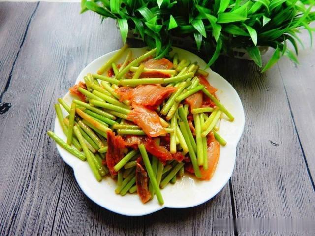 炒蒜苔时，千万不要直接下锅炒！多加这1步，蒜苔香脆，更加入味