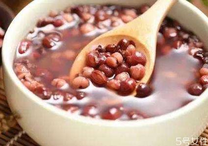 红豆糖水怎么煮容易烂  红豆糖水放冰箱保鲜可以放多久