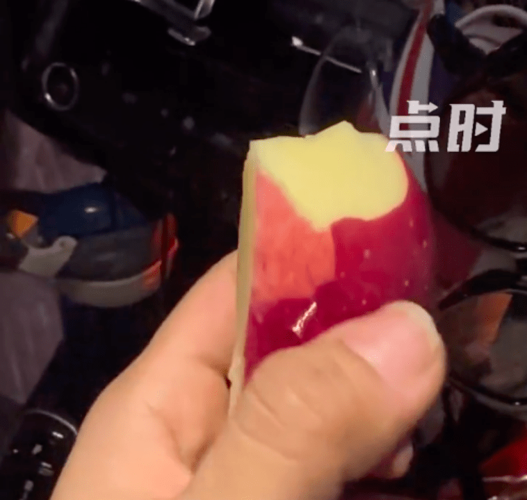 女子称水果店买到双皮苹果(网友揭露其中奥秘)