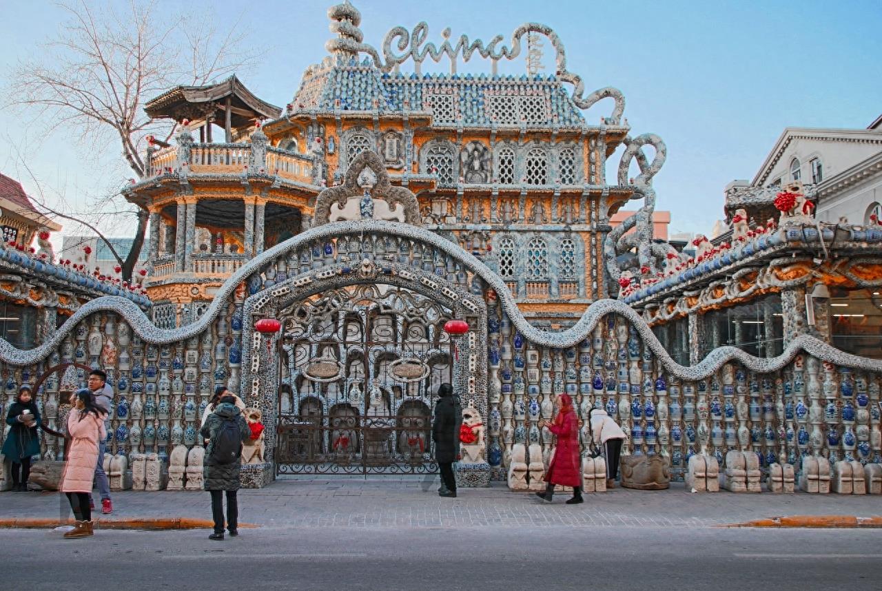 瓷房子是一座用多件古董装修而成的建筑,曾是历经百年法式老洋楼