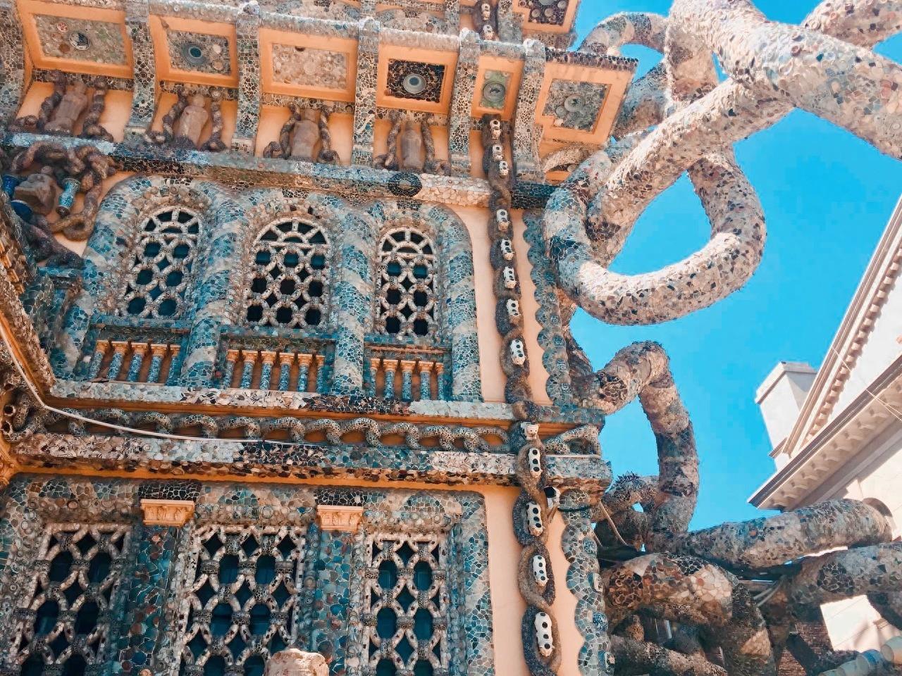 瓷房子是一座用多件古董装修而成的建筑,曾是历经百年法式老洋楼