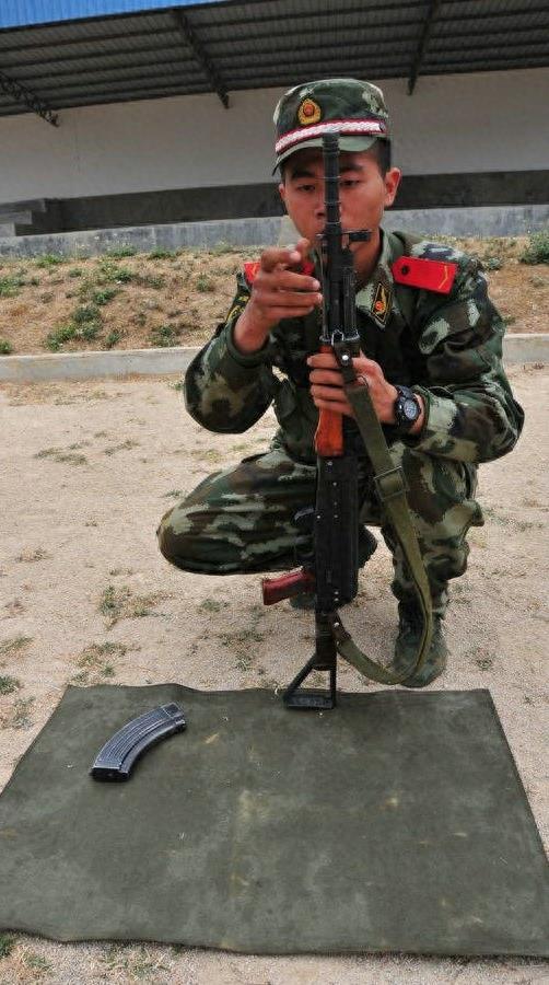 图解武警新兵不完全分解81-1式自动步枪全程