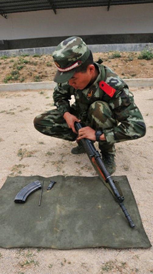图解武警新兵不完全分解81-1式自动步枪全程