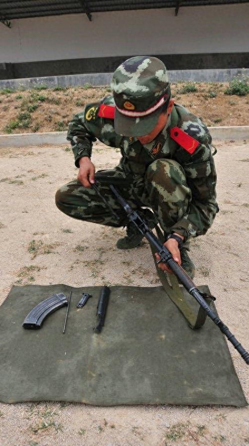 图解武警新兵不完全分解81-1式自动步枪全程