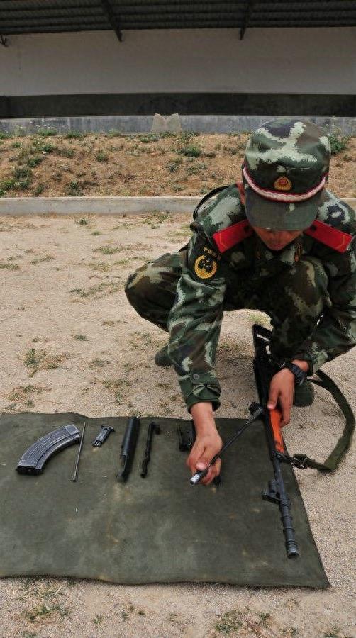 图解武警新兵不完全分解81-1式自动步枪全程