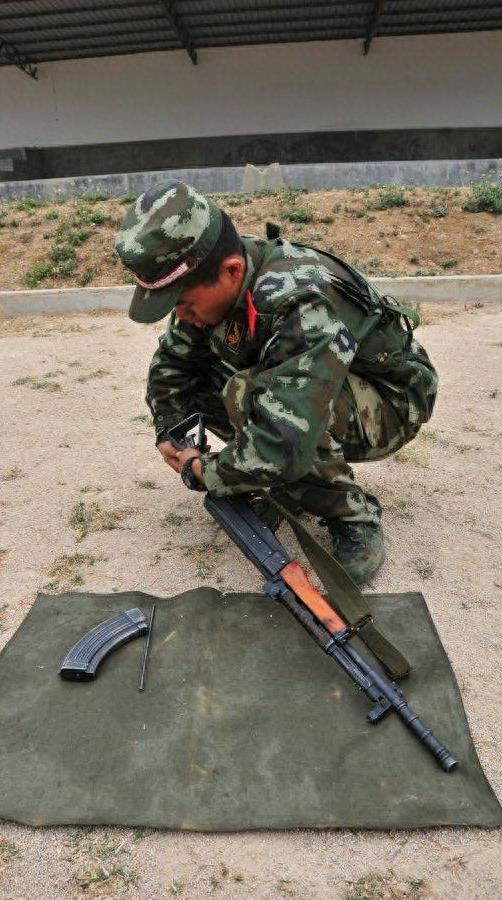 图解武警新兵不完全分解81-1式自动步枪全程