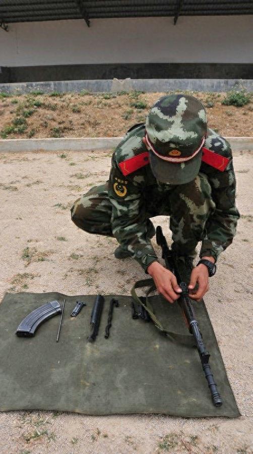 图解武警新兵不完全分解81-1式自动步枪全程