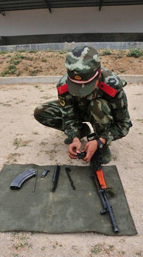 图解武警新兵不完全分解81-1式自动步枪全程