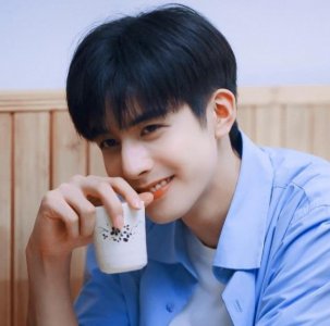 ​宋威龙称上学时是“校草”，看到学生时期照片后：心动不已