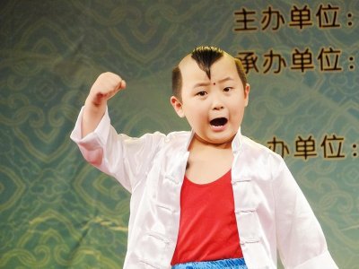 ​“春晚福娃”邓鸣贺，8岁因白血病复发而去世，妹妹继承哥哥遗风