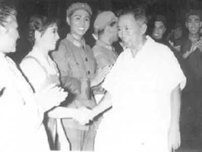 ​开国上将20年后返乡，竟被“疯妇拦路”，发现重大冤情