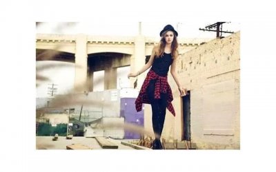 ​情侣第一次坐热气球，男友吓得蹲角落不敢抬头，女友全程淡定自拍