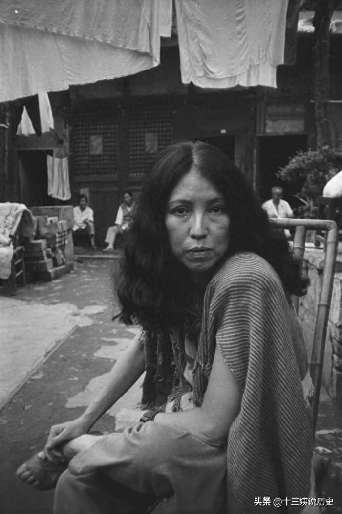 三毛自杀前最后公开照:在成都流浪,满脸都是愁容,眼神充满绝望